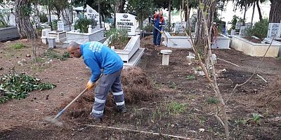 Büyükşehir mezarlıkları temizliyor