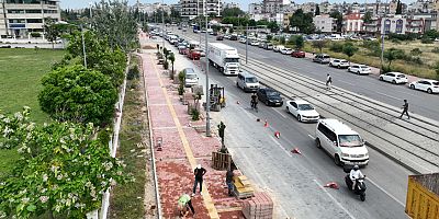 Büyükşehir Sakarya Bulvarı’nda kaldırımları yeniliyor