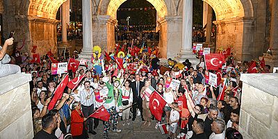 Büyüleyici kortej Kaleiçi’nde karnaval havası estirdi