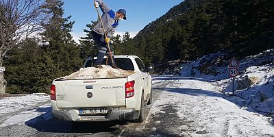 Buzlanan Taşatan Yolu’nda tuzlama yapıldı