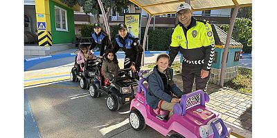 Çocuk Trafik Eğitim Parkı’nda Öğrencilere Uygulamalı Trafik Eğitimi