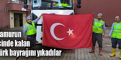 Çamurun içinde kalan Türk bayrağını yıkadılar