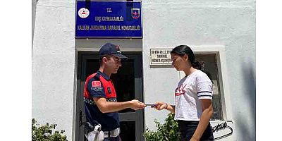 Çantadan çalınan cep telefonu sahibine teslim edildi