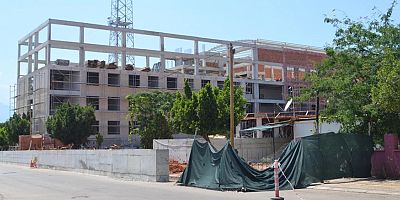 Cavit Arı, özel okul inşaatının yola taştığı iddialarını sordu