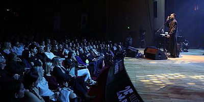 Cem Adrian ve Antalya Devlet Senfoni Orkestrası büyüledi