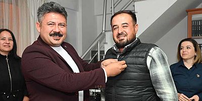 CHP Finike İlçe Başkanlığı'ndan yeni üyelere rozet takma töreni