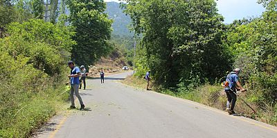 Çıralı yolu üzerinde otlar temizlendi
