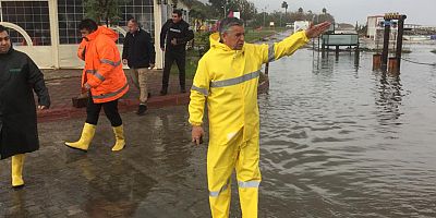 Çizmesini ve yağmurluğunu giydi, sahaya indi!