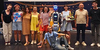 Çocuk Tiyatrosunda Bir İlk: Yapay Zekâ Destekli Robot Seyircisiyle Buluştu