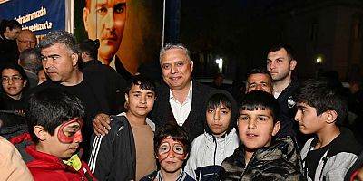 Çocuklar, Başkan Uysal’ın etrafını sardı