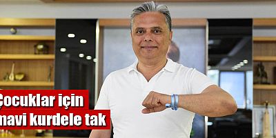 Çocuklar için mavi kurdele tak