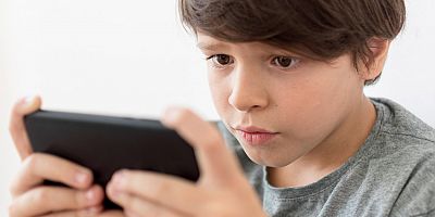 Çocukların gözlerini en çok akıllı telefonlar zorluyor