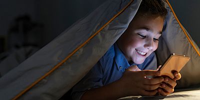 Çocukların yüzde 49’unun elinden gece yarısı telefon düşmüyor