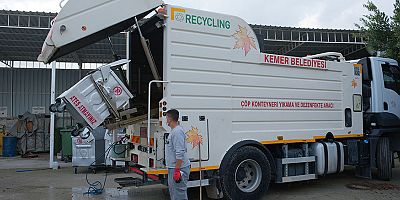 Çöp konteynerleri dezenfekte ediliyor