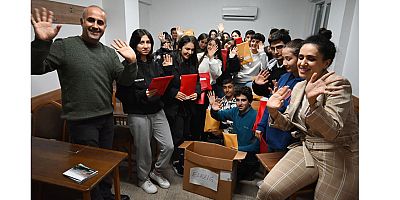 Cumhuriyet çocukları hediyeleşiyor