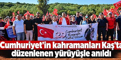 Cumhuriyet'in kahramanları Kaş'ta düzenlenen yürüyüşle anıldı