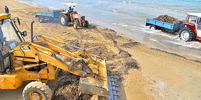 Dalgalarla kıyıya vuran atıklar Alanya Belediyesi ekiplerince temizleniyor