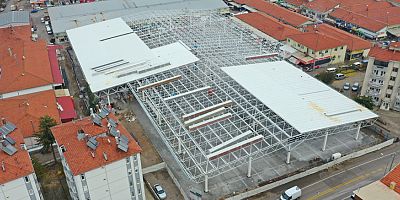 Davraz Çarşamba Kapalı Pazaryerinde çatı kaplama çalışmaları devam ediyor