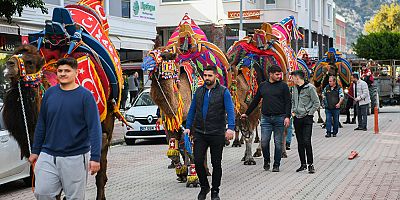 Demre’de Deve Korteji Festivale Renk Kattı