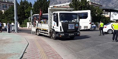 Deniz caddesi tek şerit oldu