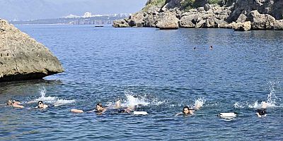 Denizde cimnastik yapıp kilo veriyorlar