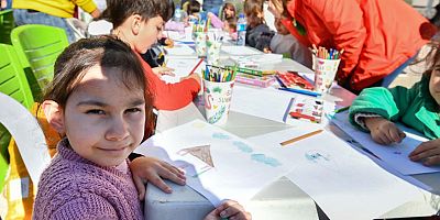 Depremzede çocuklar ev çizdi