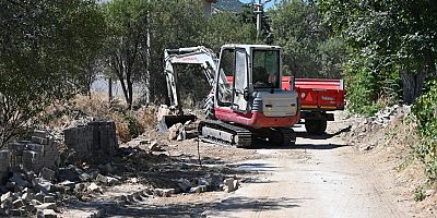 Deregümü ve Kayı’da doğalgaz nedeniyle bozulan yollarda kilit parke taşı tamirat çalışması yapılıyor
