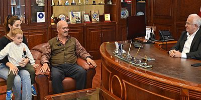 DMD Kas Hastası minik Bulut Kumluca Belediye Başkanı Avcıoğlu'nu makamında ziyaret etti
