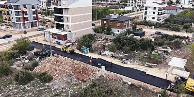 Döşemealtı Belediyesi'nden Yeniköy'de sıcak asfalt mesaisi