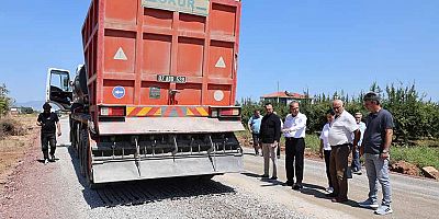 Döşemealtı'nda yol çalışmaları sahada hız kesmeden sürüyor
