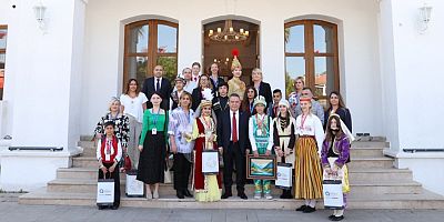 Dünya Çocukları Başkan Böcek’i ziyaret etti