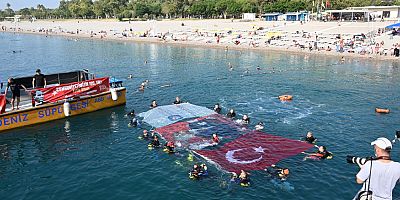 Dünya rekortmeni Şahika Ercümen Antalya’da 100. Yıl için dalış yaptı