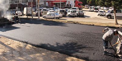 Elmalı Atatürk Caddesi’nde sıcak asfalt çalışmaları tamamlanıyor