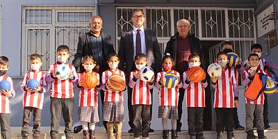 Elmalı’da 130 öğrenciye Antalyaspor forması hediye edildi