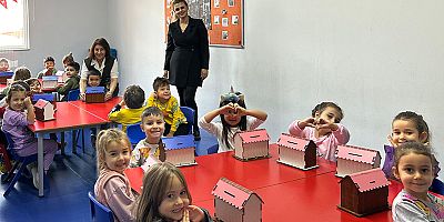 Emekli öğretmenlerden miniklere sıcacık sürpriz