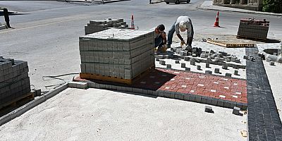 Emre Mahallesi 123 Caddenin kaldırımına begonit taş döşeniyor