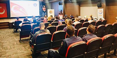 En İyi Narkotik Polisi; Anne Eğitimi