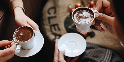 En köpüklü Türk Kahvesini misafire ikram ediyoruz