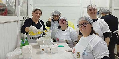 Engelli bireyler mutfakta börek açtı