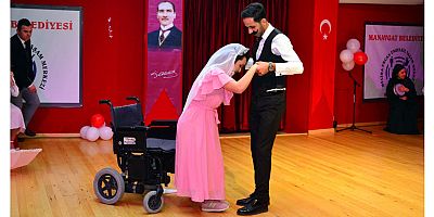 Engelsiz kutlama Ayşenur'u ayağa kaldırdı