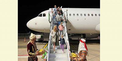 Estonya'dan gelen turist kafilesine coşkulu karşılama