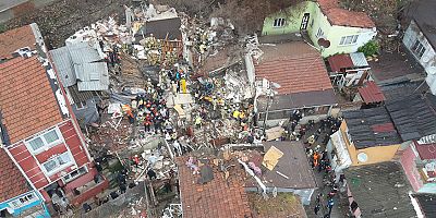 Fatih'de çöken binada son durum: 1 ölü 1'i ağır 10 yaralı enkazdan çıkarıldı