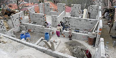 Fatma teyzenin yıkılan evi yeniden inşa ediliyor