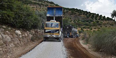 Finike Asarönü-Alacadağ grup yolu asfaltlanıyor
