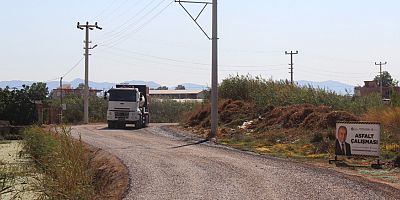 Finike'de asfalt çalışması devam ediyor