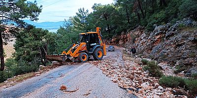 Finike’de taş ve mıcırla kaplanan yol temizlendi