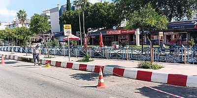 Finike'de yollar yenileniyor bordürler boyanıyor