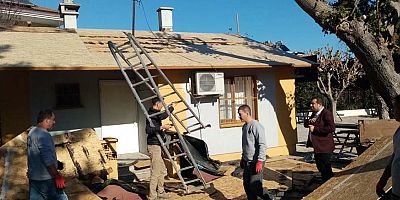 Fırtınada zarar gören öğretmen lojmanının çatısı yenileniyor
