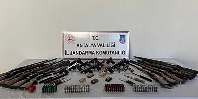 Gazipaşa'da 15 adet tabanca, 12 av tüfeği ele geçirildi