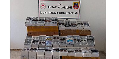 Gazipaşa'da 15 bin adet kaçak güneş gözlüğü ele geçirildi